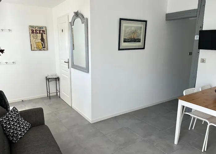 Charmante Maison - Idealement Situee